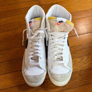 Nike Women's Blazer Mid 77 Shoes